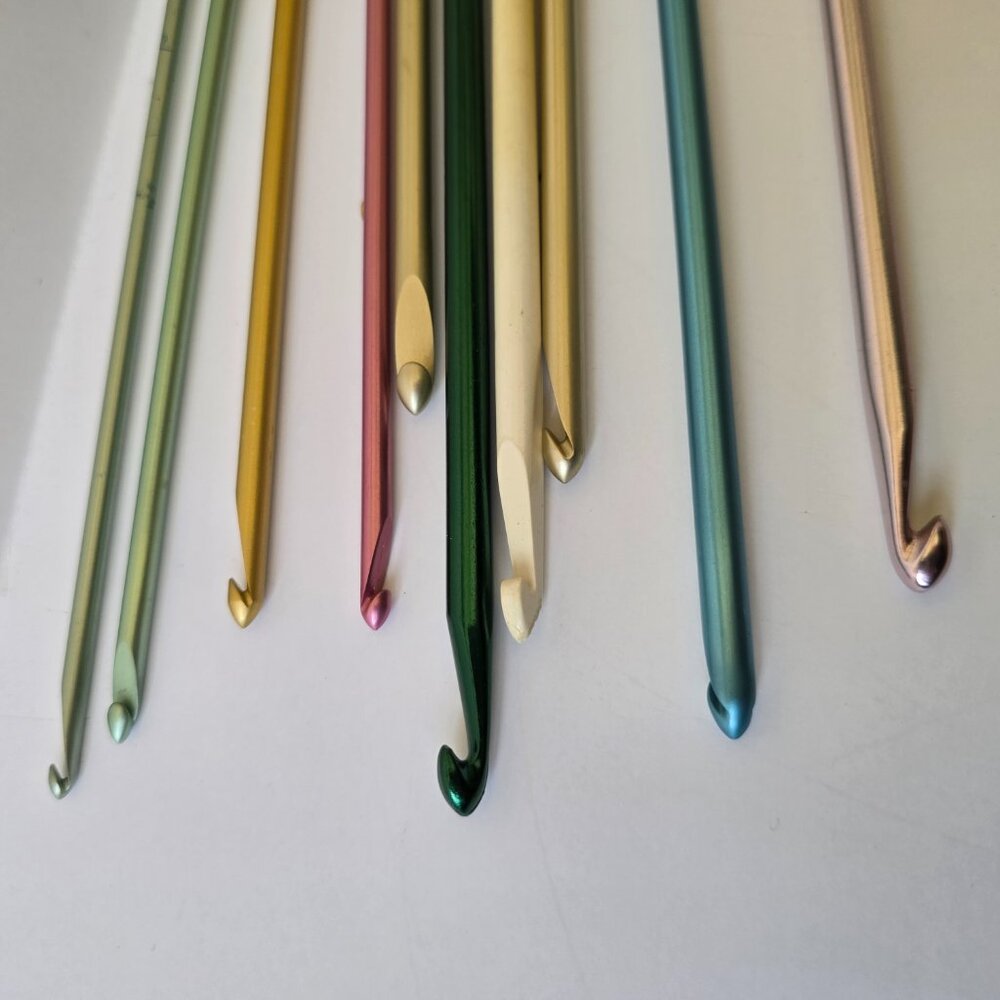 Vintage Crochet Hook Bundle Lot Colorful Sizes J 5 6 8 10 - Picture 11 of 12